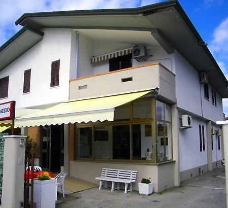 Albergo Villa Claudio Marina di Massa Exteriér fotografie